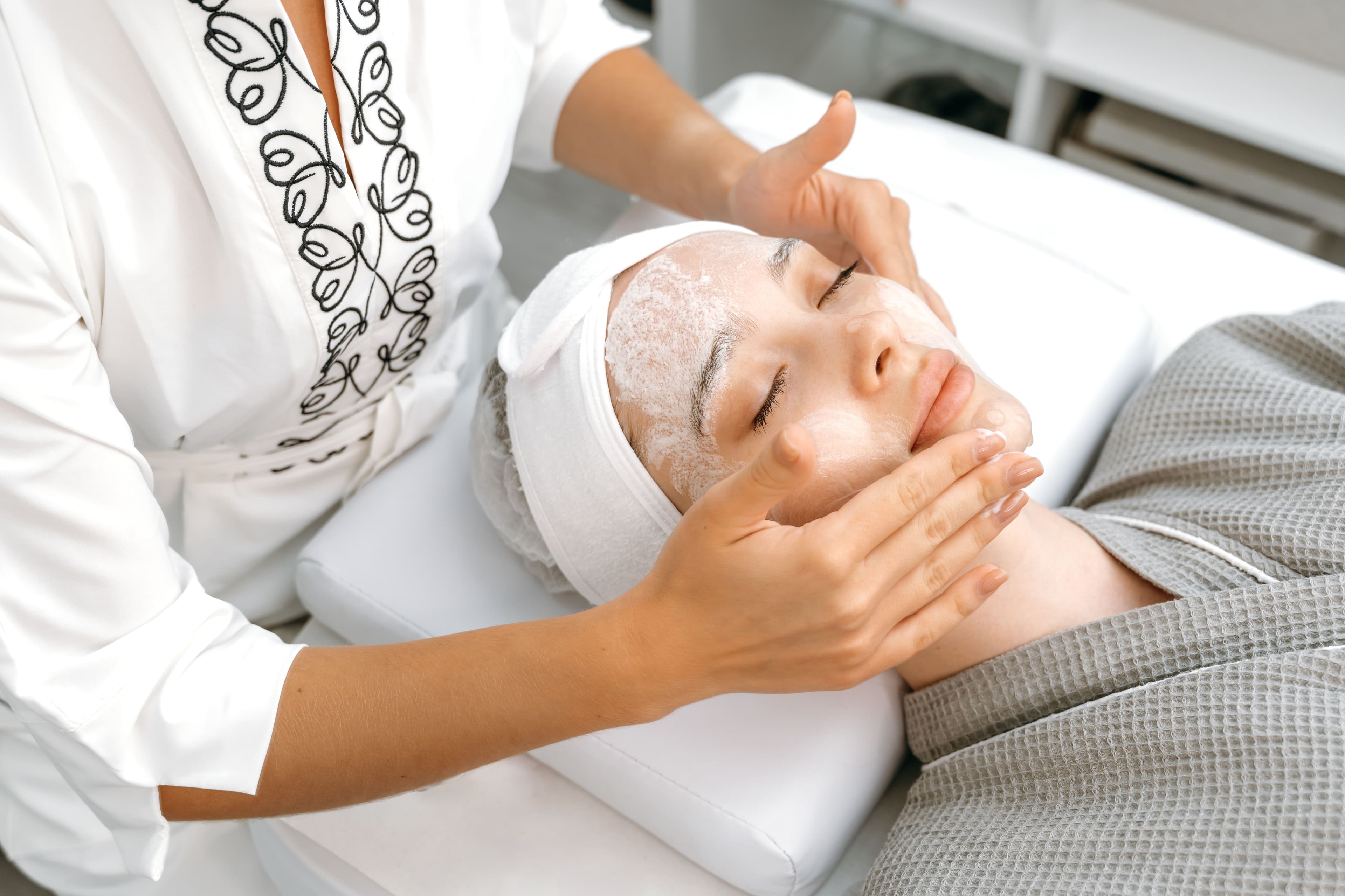 Anti-Acne Deep Facial: Clear, Balanced Skin Awaits! smaller image